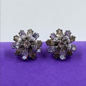 💛 Vintage Sherman White Crystal Floral Screw Back Earrings